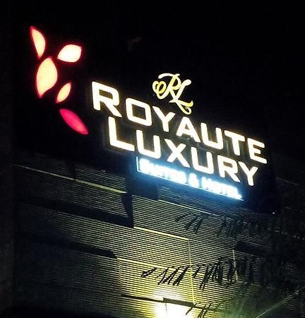 Royaute Luxury Suites And Hotel Gulberg Lahore Exterior foto