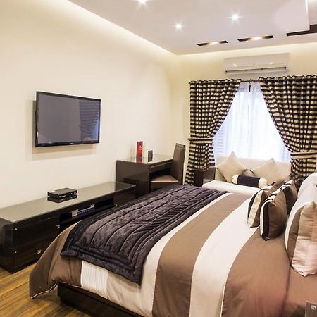 Royaute Luxury Suites And Hotel Gulberg Lahore Quarto foto